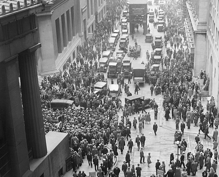 Crowd gathering on Wall Street after the 1929 crash