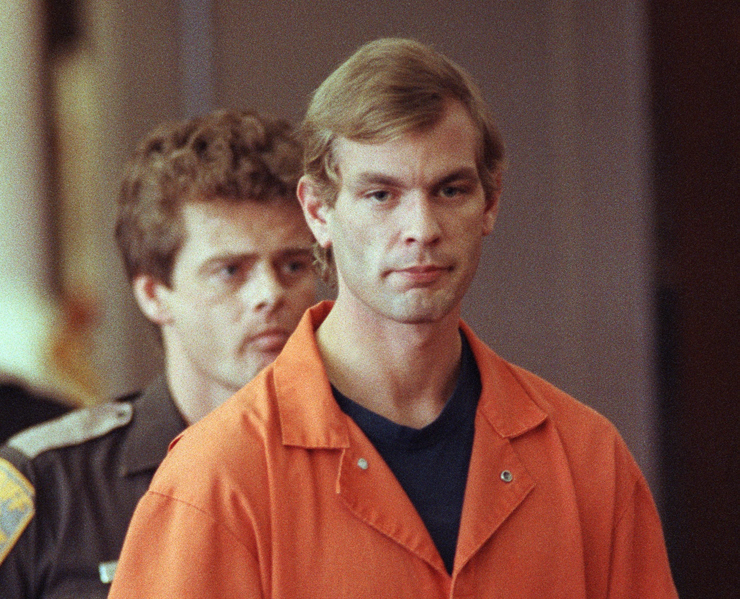 Serial killer Jeffrey L. Dahmer enters the courtroom of judge Jeffrey A. Wagner 06 August 1991.