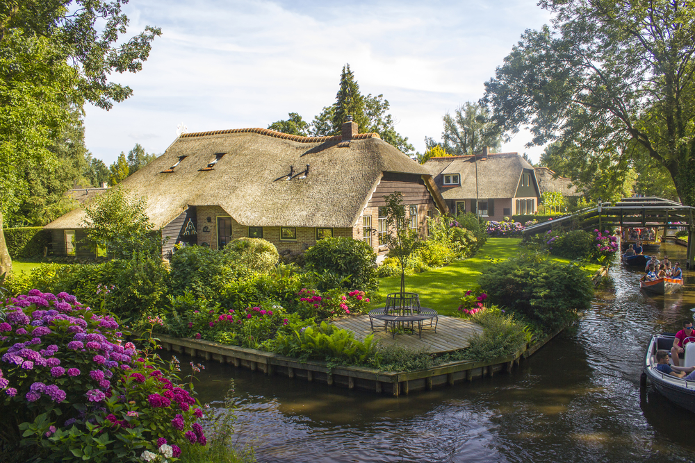 The beautiful houses in Giethoorn