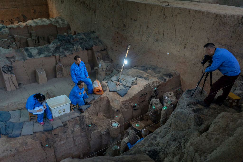 Archaeologists are repairing the terra cotta warriors