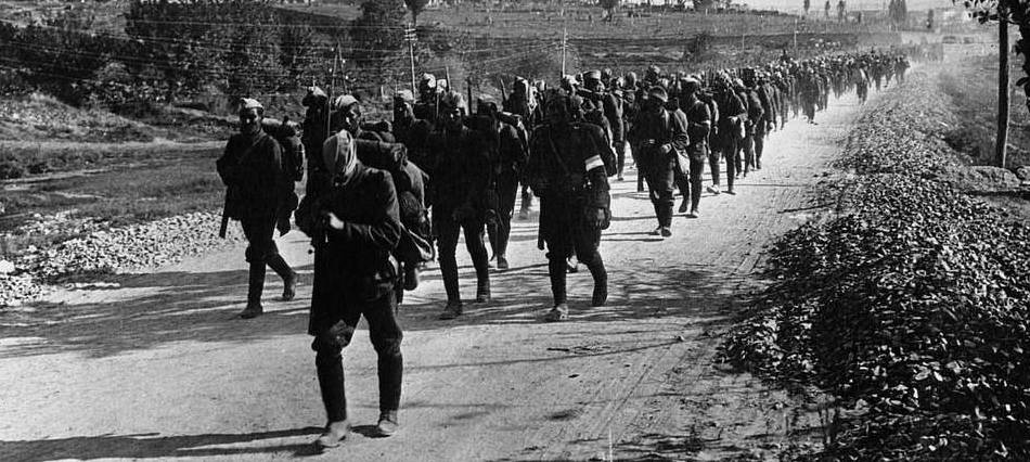 Greek soldiers retreat during Greek-Turk conflict