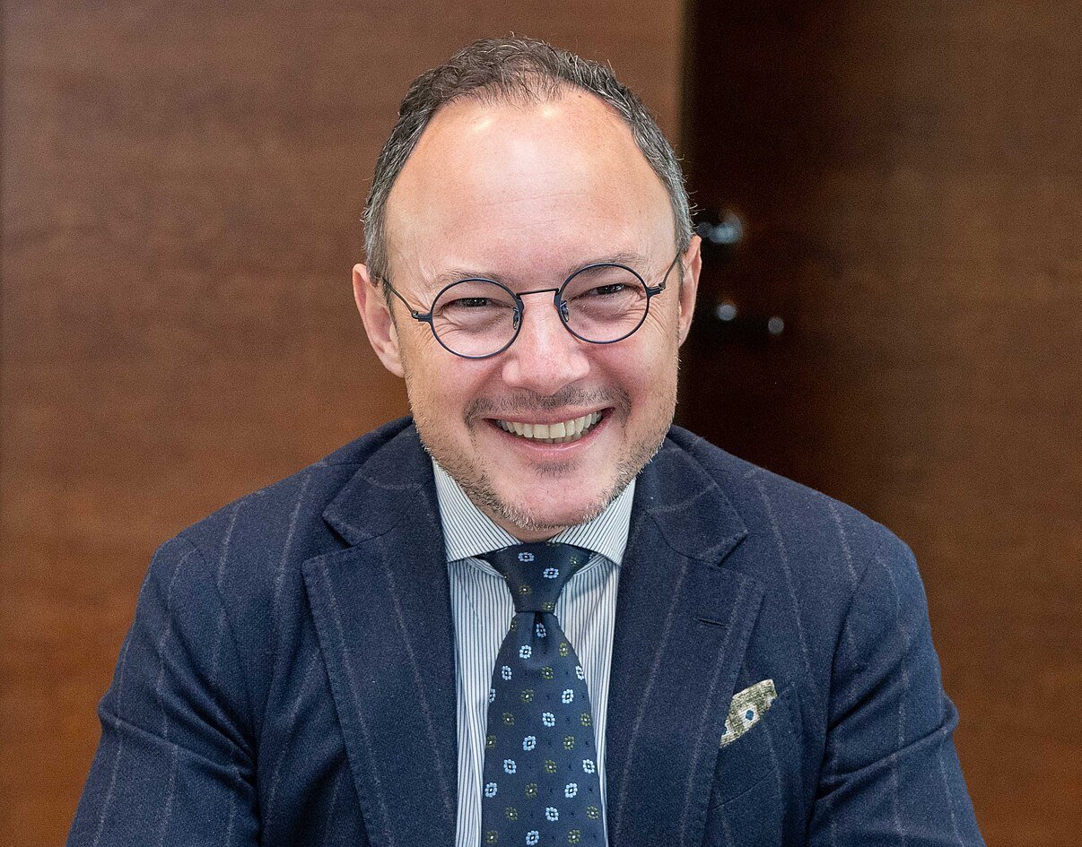 Portrait Photo of Xavier Espot Zamora in blue suit