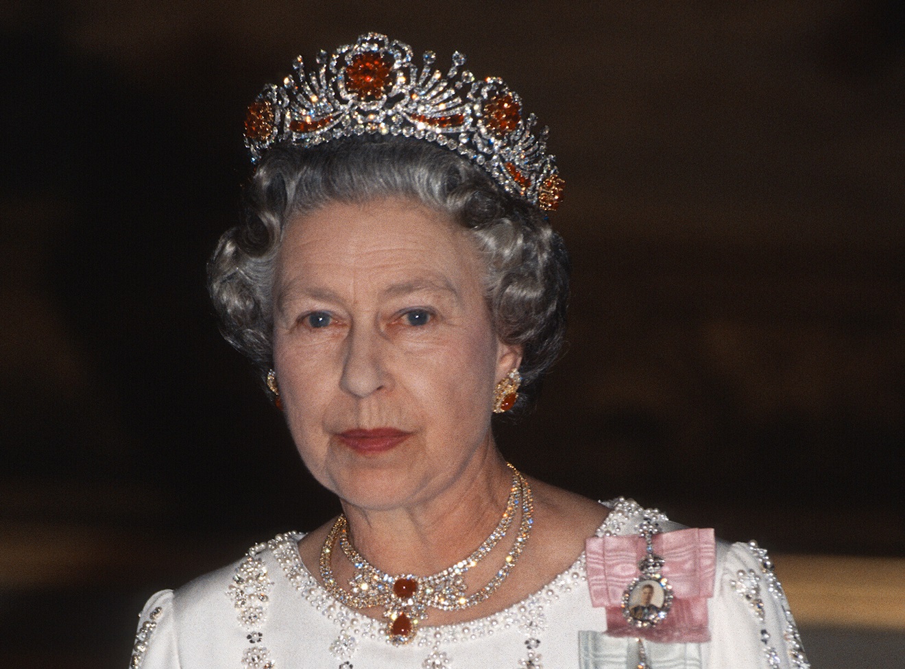 Queen Elizabeth II, wearing the Queen Burmese Ruby Tiara, attends a banquet on June 09, 1992 in Paris, France.