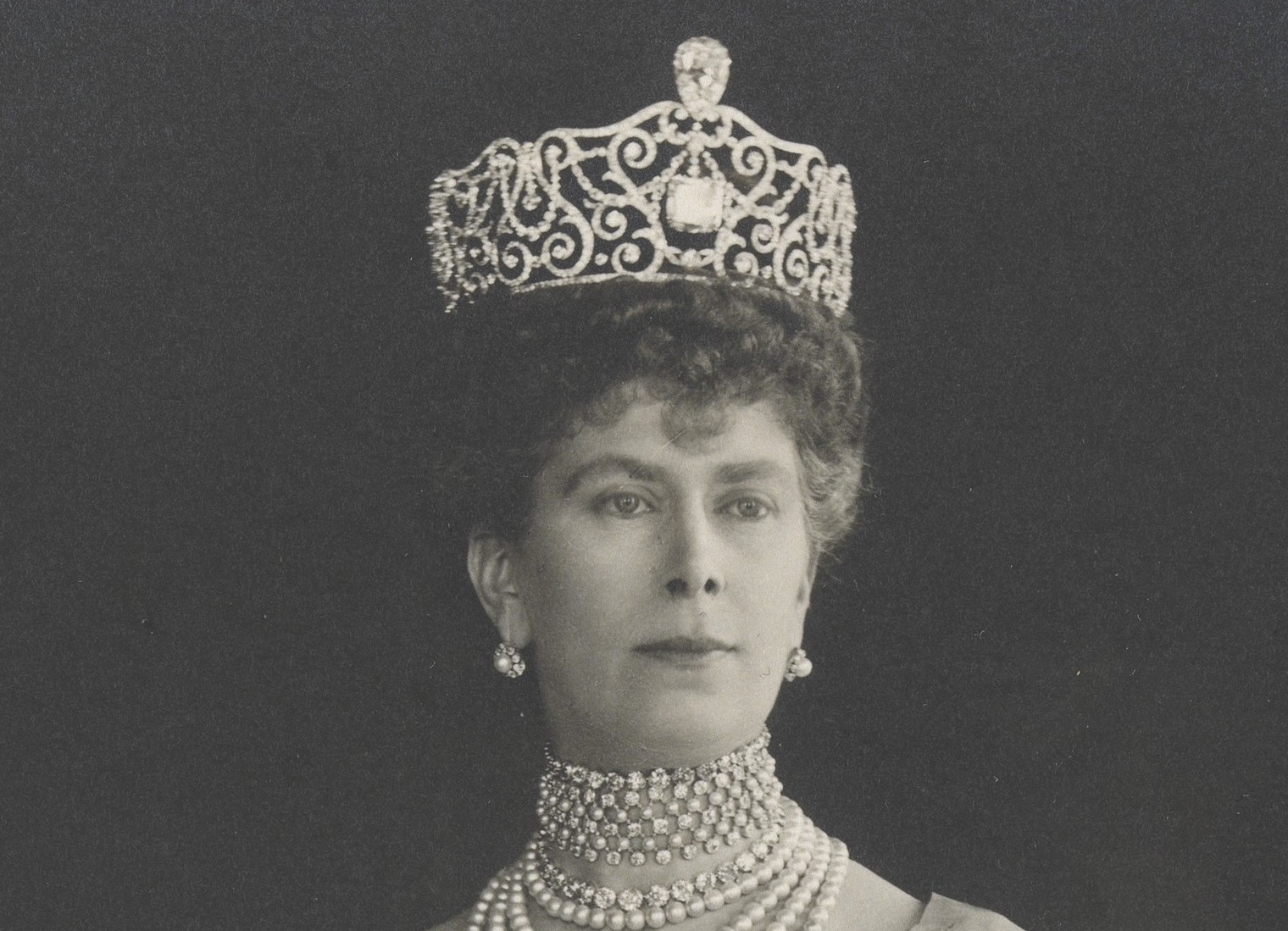 Queen Mary standing, wearing the Delhi Durbar Tiara - circa 1912
