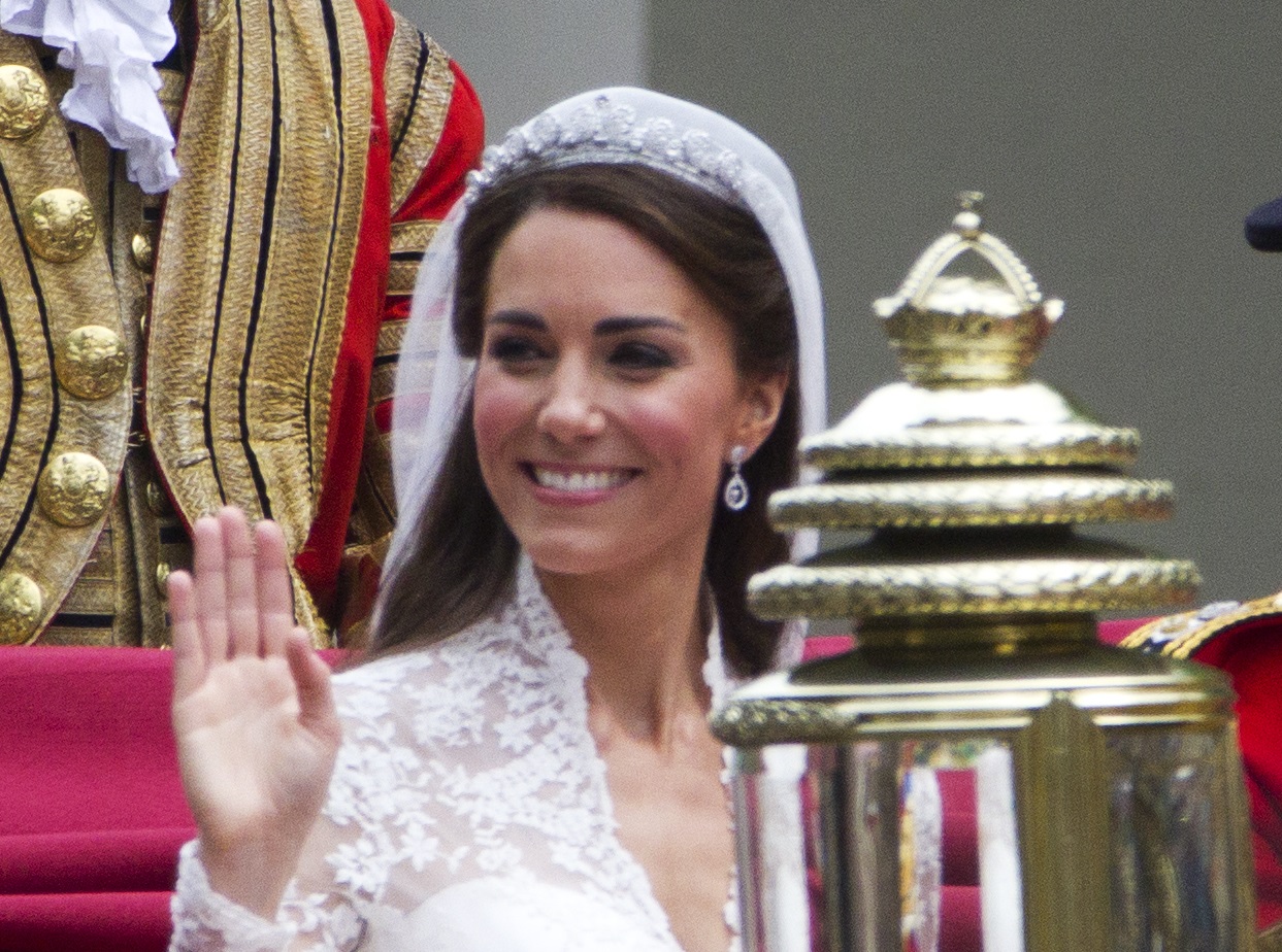 Kate Middleton ride in a carriage on her way to Buckingham Palace - 2011