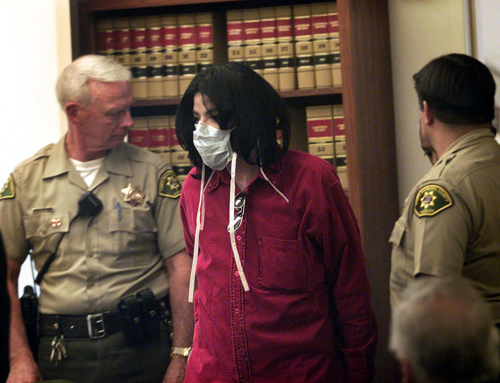 Michael Jackson arrives inside the Santa Maria Superior Court