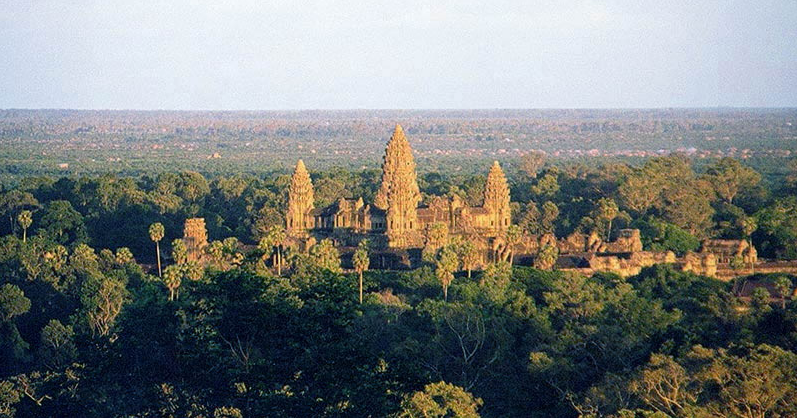 File:Angkor Wat ausSO.jpg