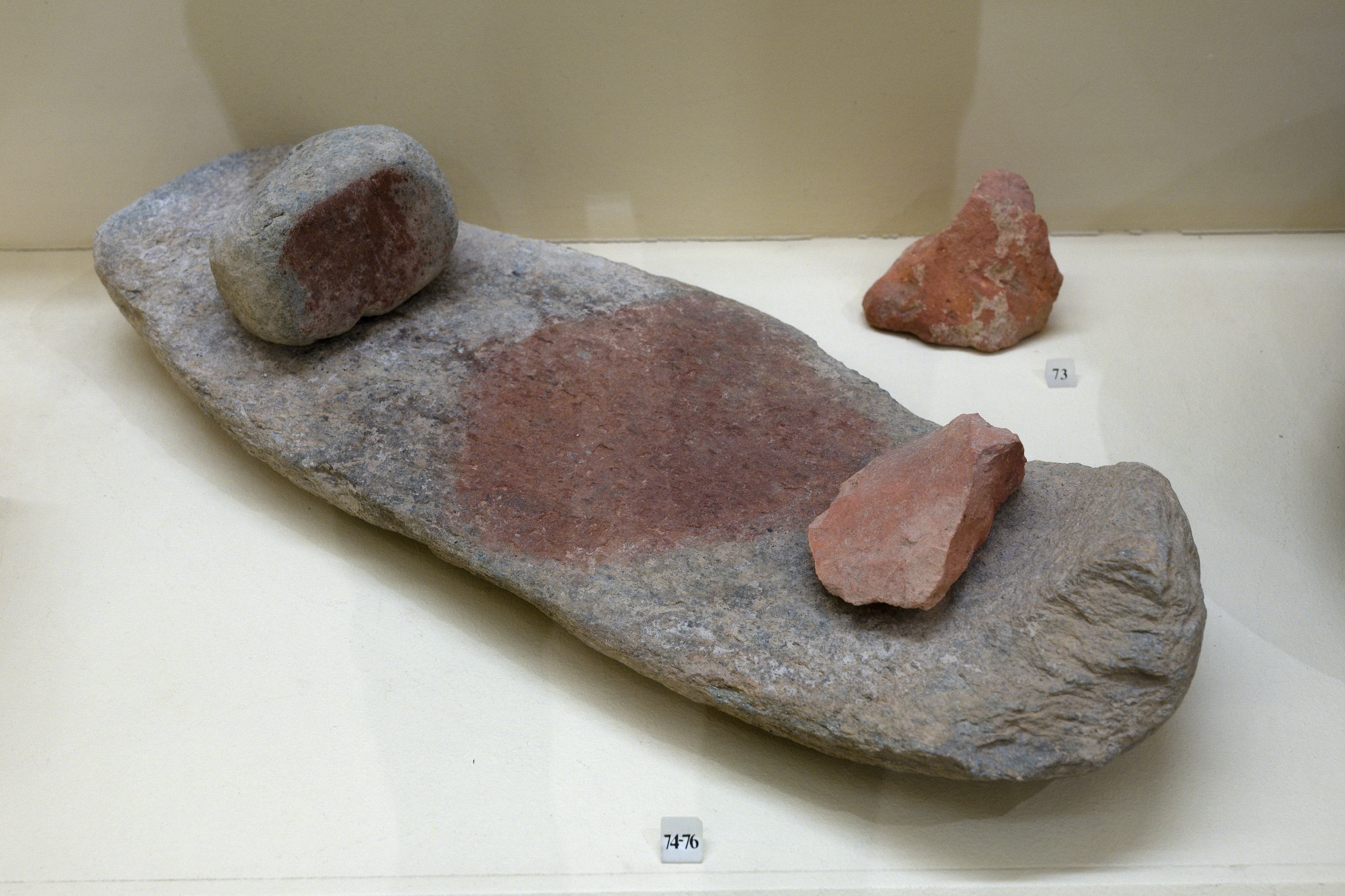 File:Grinding slab and, red pigment, EC II, AM Ios, 248114.jpg