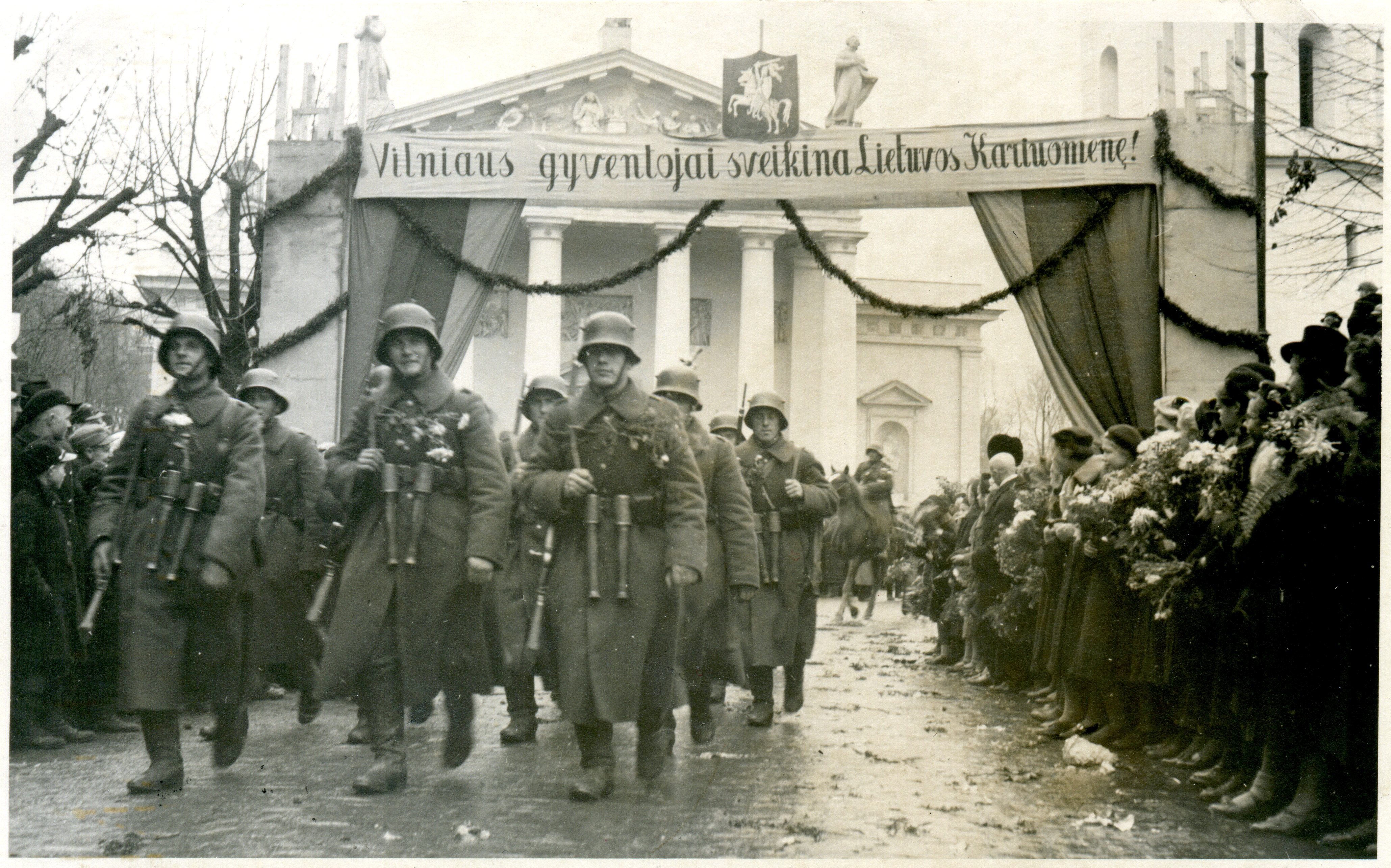 File:Parade of the Lithuanian Army in Vilnius (1939).jpg