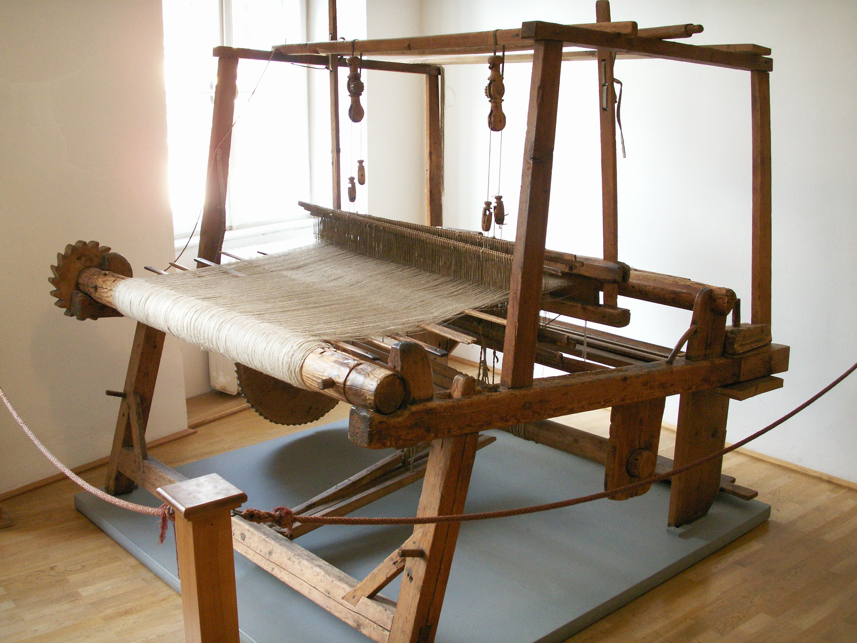 File:Webmaschine in Tirolervolkskunstmuseum.JPG