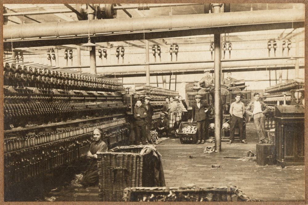 File:Binnenzicht spinnerij met twijnmolens.jpg