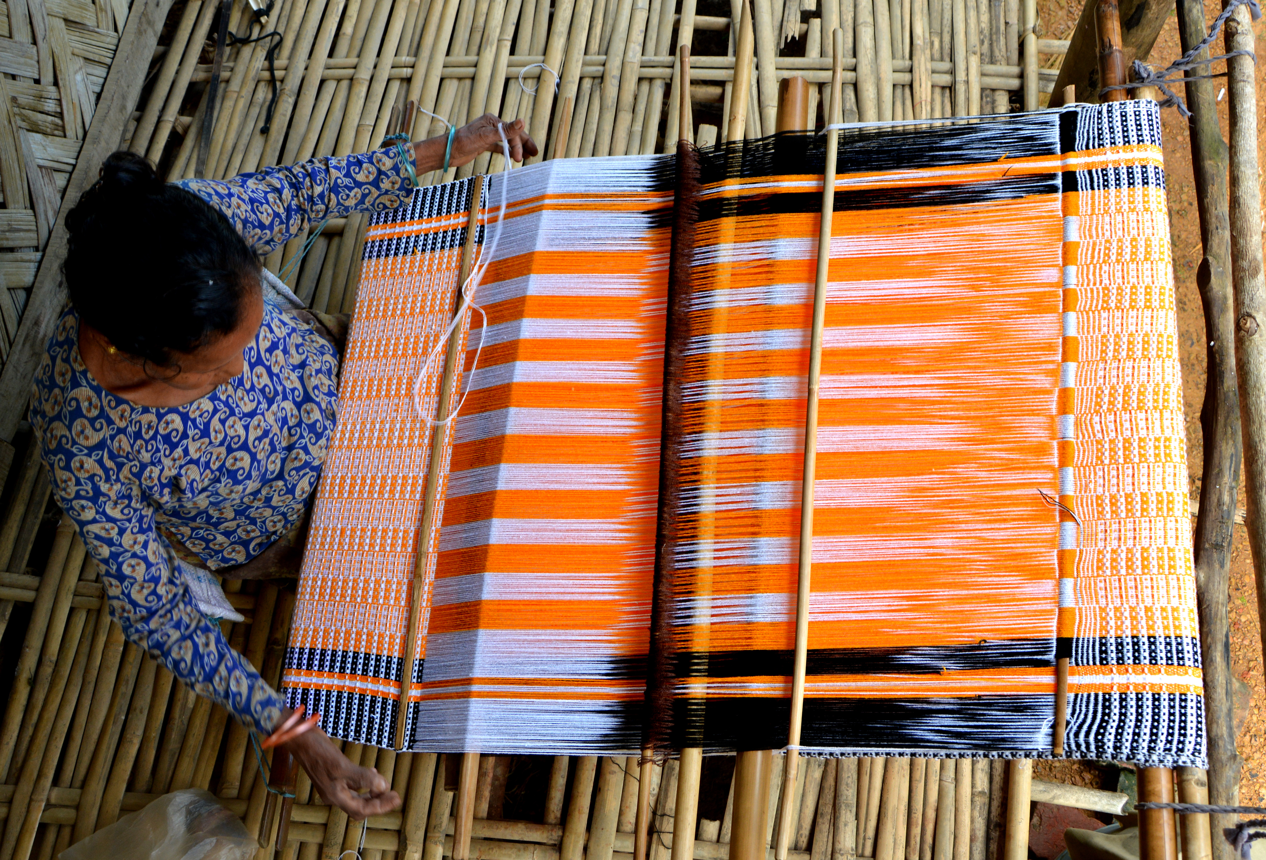 File:Weaving cloth with a waist tie is an ancient tradition.jpg