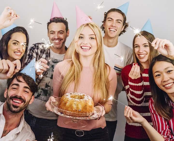 Friends-Company-Smiles-Birthday-Candles-3016615 (1)