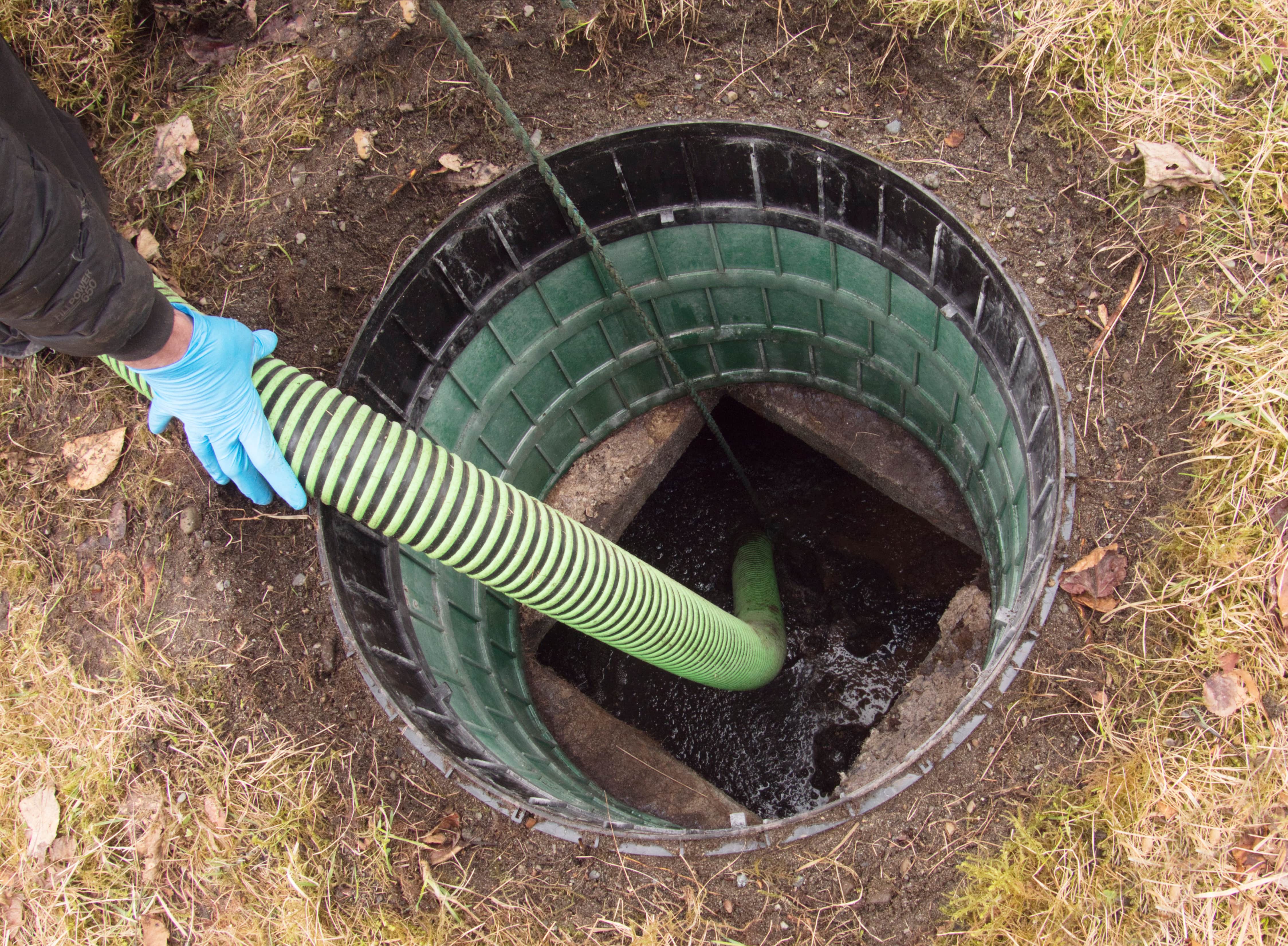 Cleaning septic tank