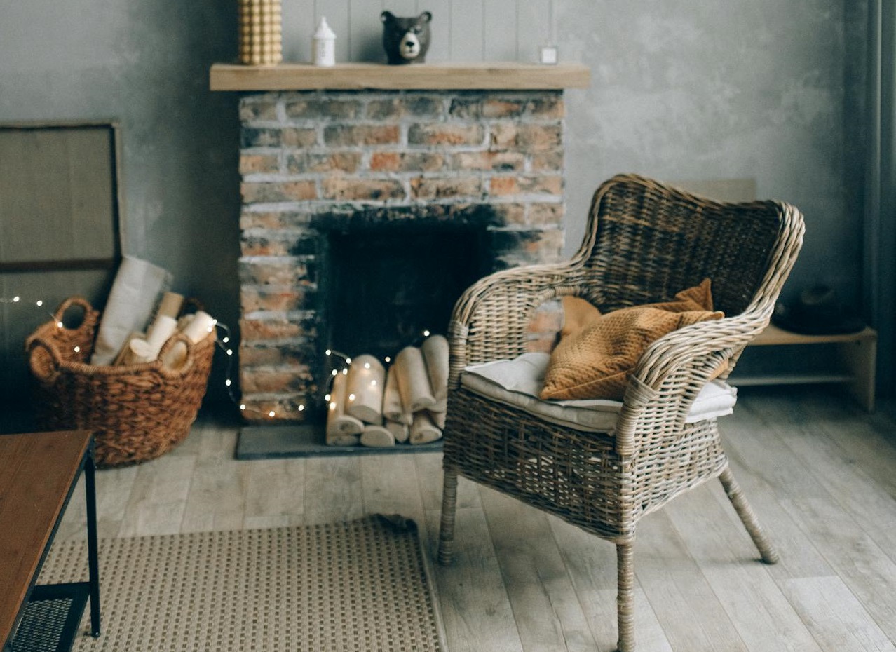 Livingroom with fireplace.