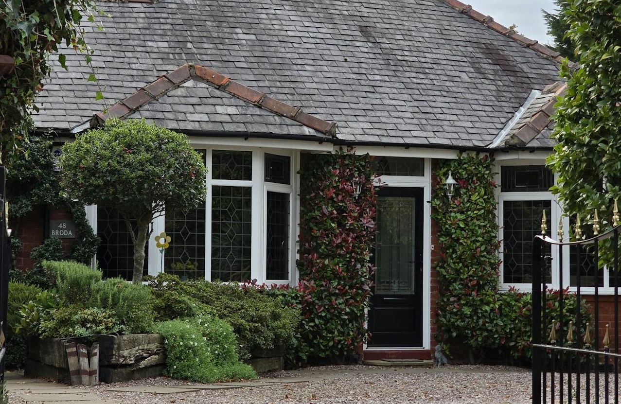 Charming Cottage with Lush Greenery