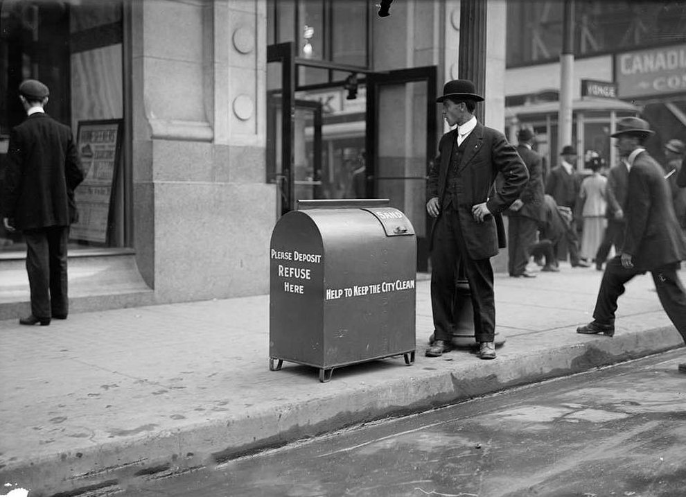 Refuse box - King and Yonge streets