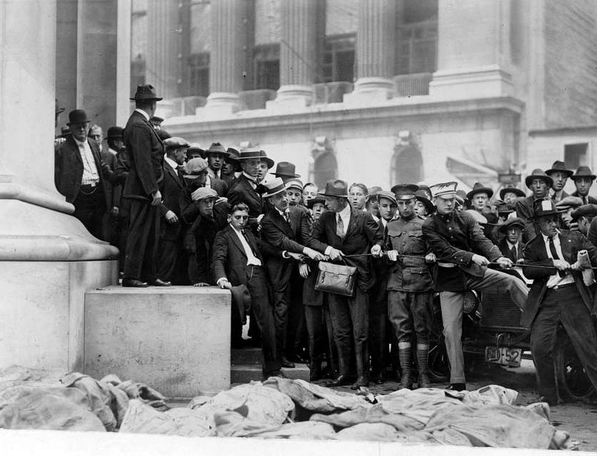 Wall Street explosion 1920 - A group of men standing next to each other in front of a building