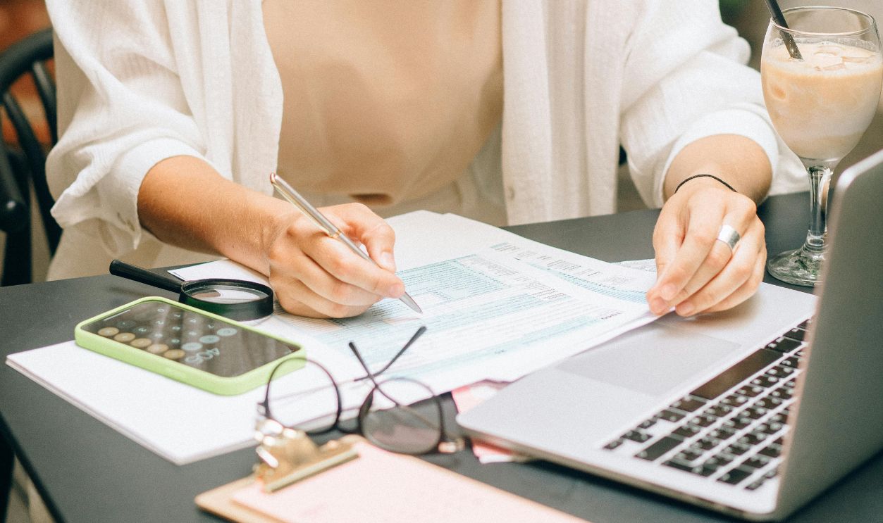 /woman-coffee-smartphone