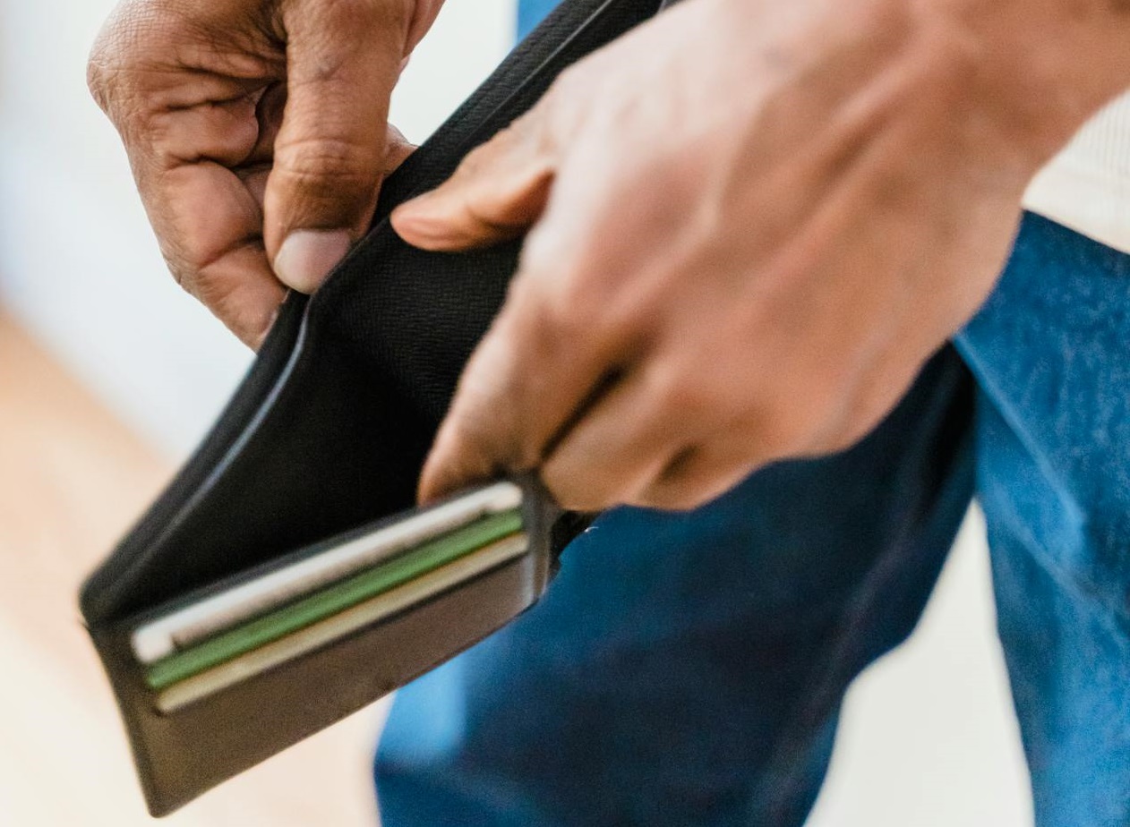 Man holding a empty wallet.