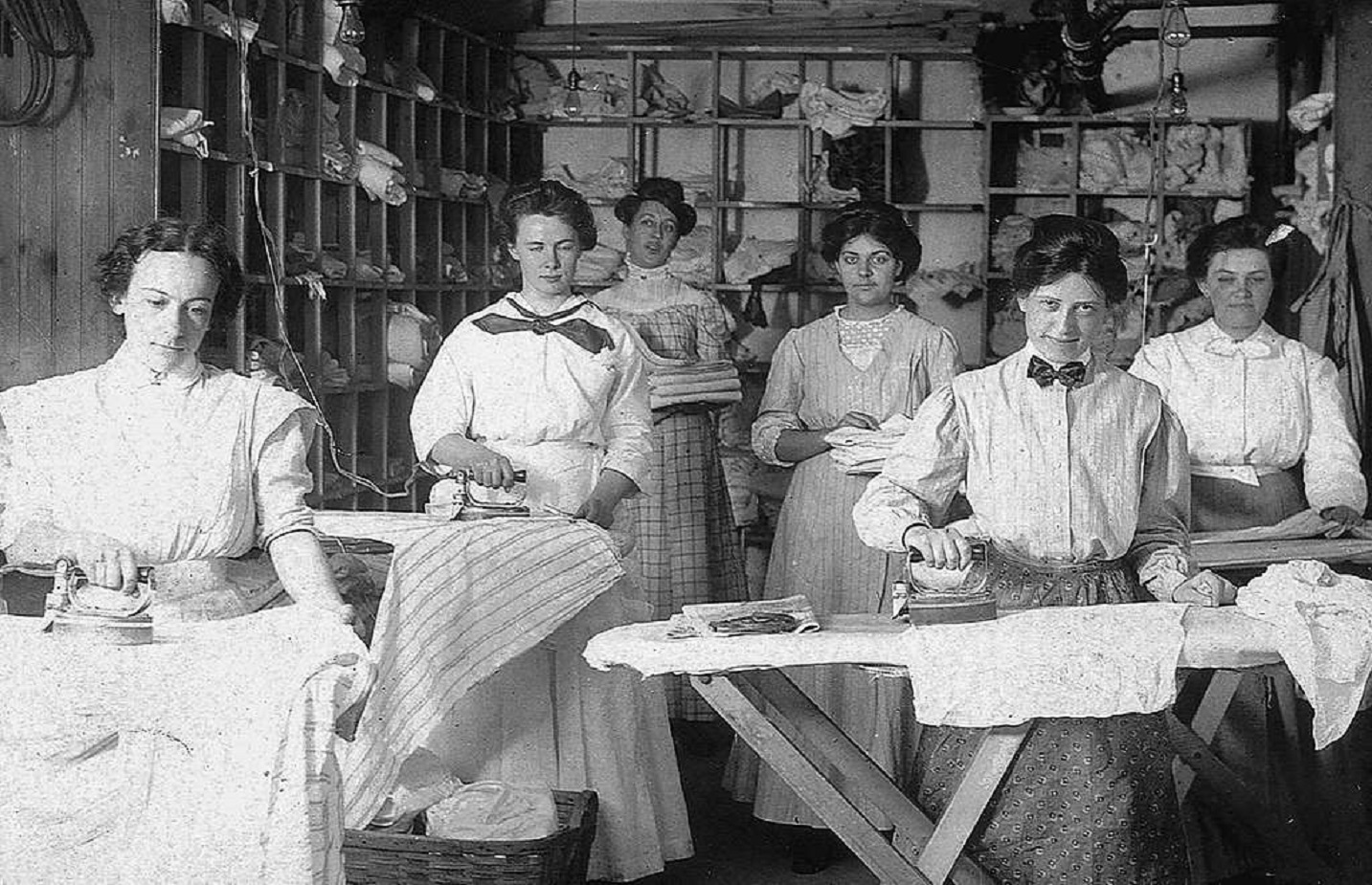 Home servants doing laundry - 1900 - 1910