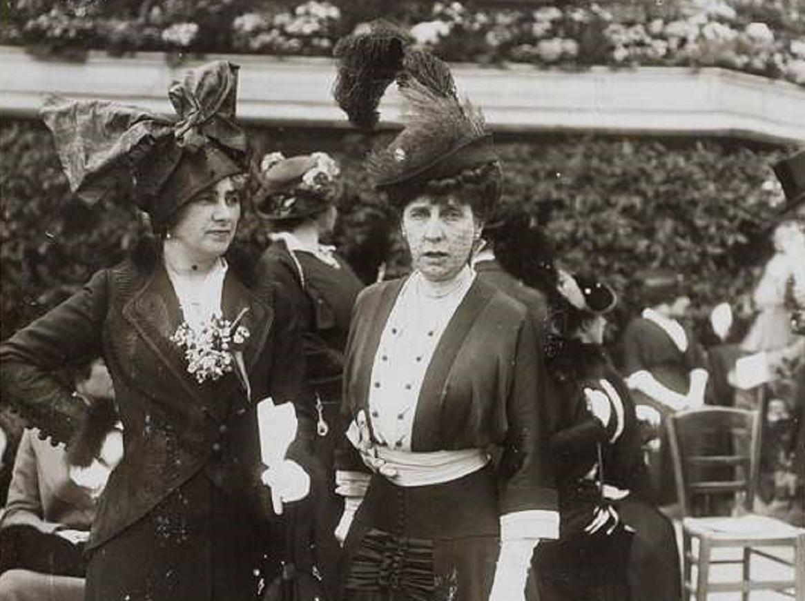Paris Hippodrome dress style - 1900s.