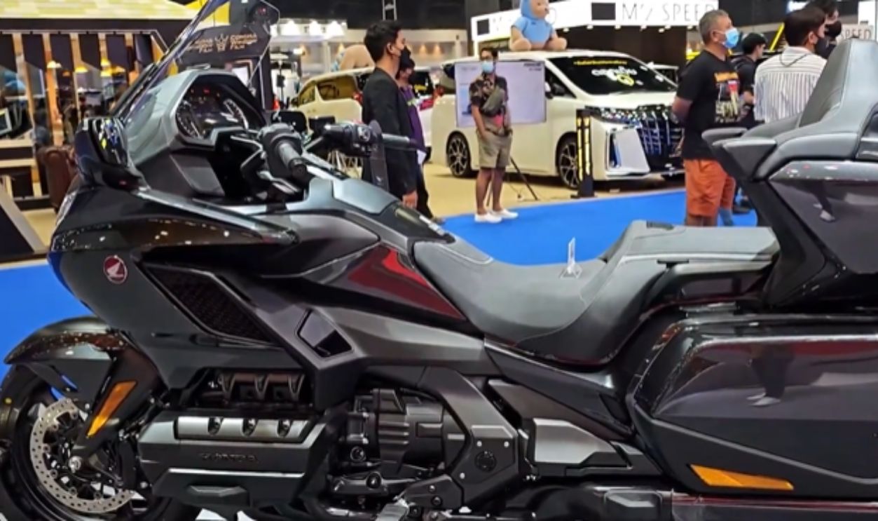 Gold Wing’s 1833cc