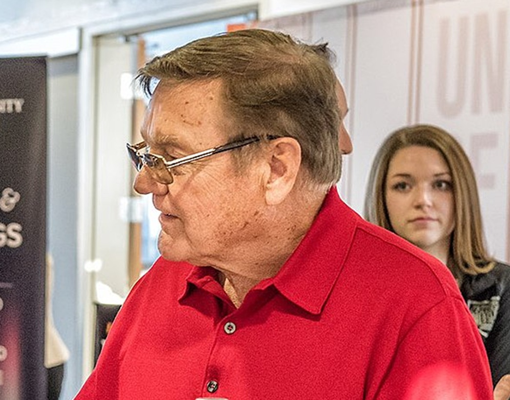 Gary Tharaldson speaks with University of Mary student - 2018