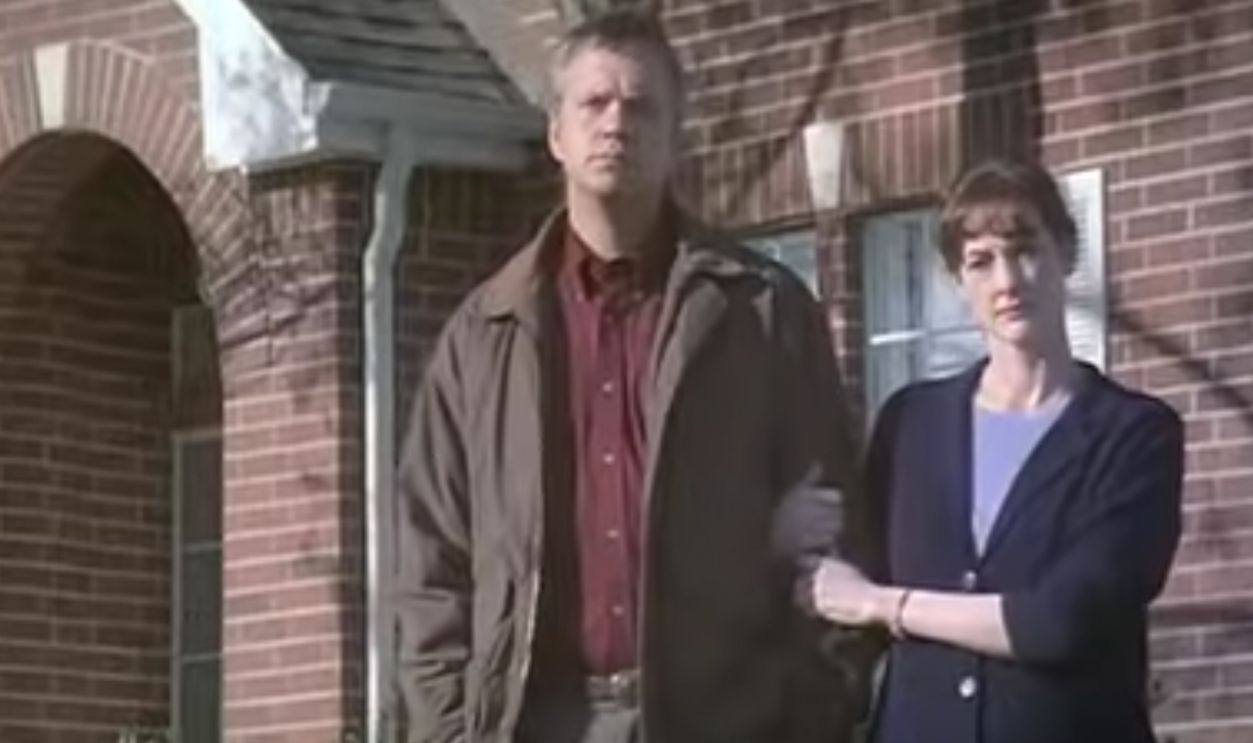 Screenshot from Arlington Road (1999)