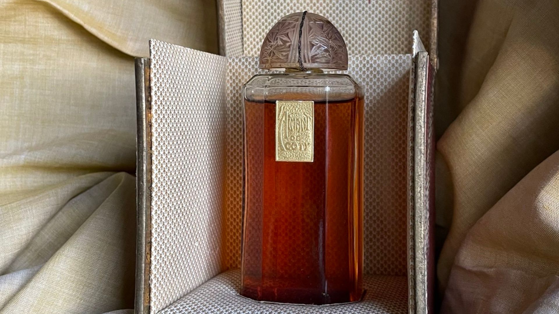 File:Bottle of L'Aimant perfume - Coty -1927-1.jpg