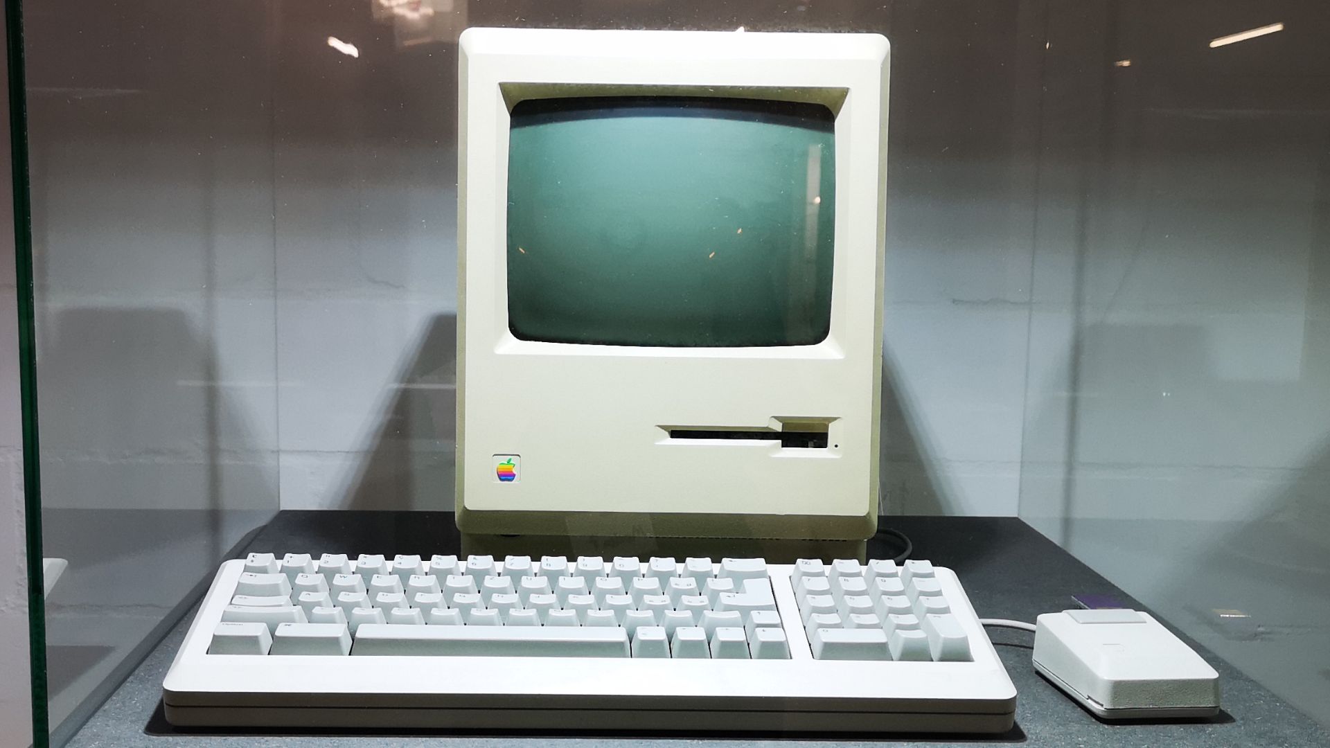 File:Macintosh 128k Enter Museum.jpg