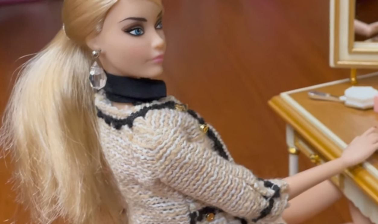 Barbie Vanity and Bench Set (2004)