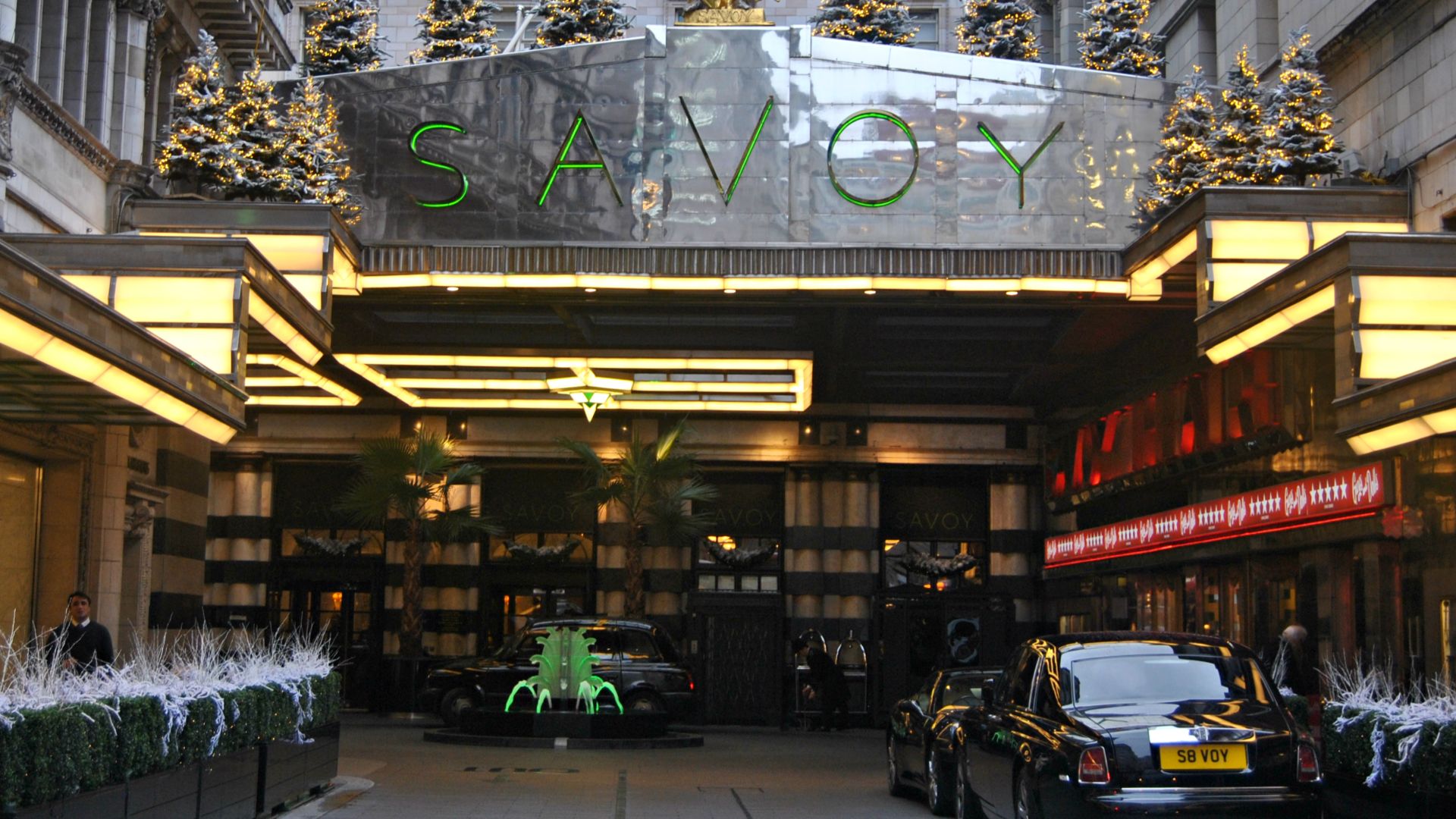 File:Christmas at the Savoy Hotel in the Strand London (23528517700).jpg