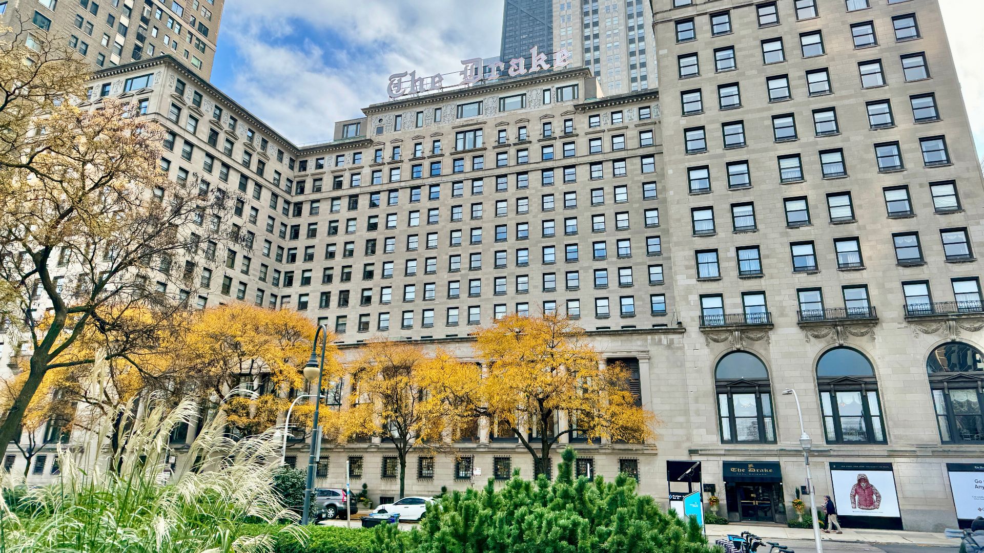 File:Drake Hotel, Michigan Avenue, Streeterville, Chicago, IL - 54196062845.jpg
