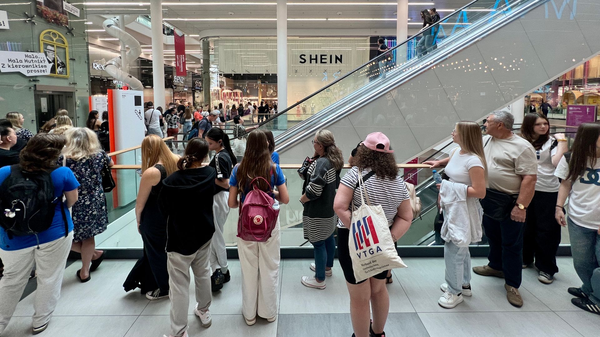 File:Kolejka do salonu Shein w Galerii Młociny w Warszawie.jpg