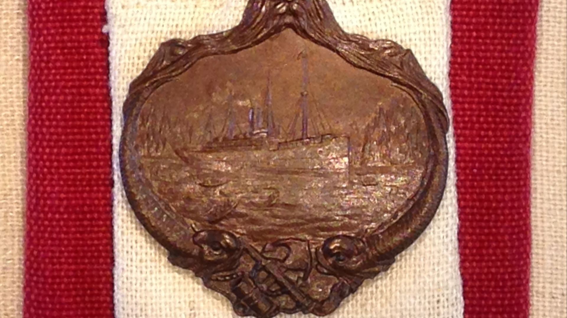 File:RMS Carpathia Medal.jpg