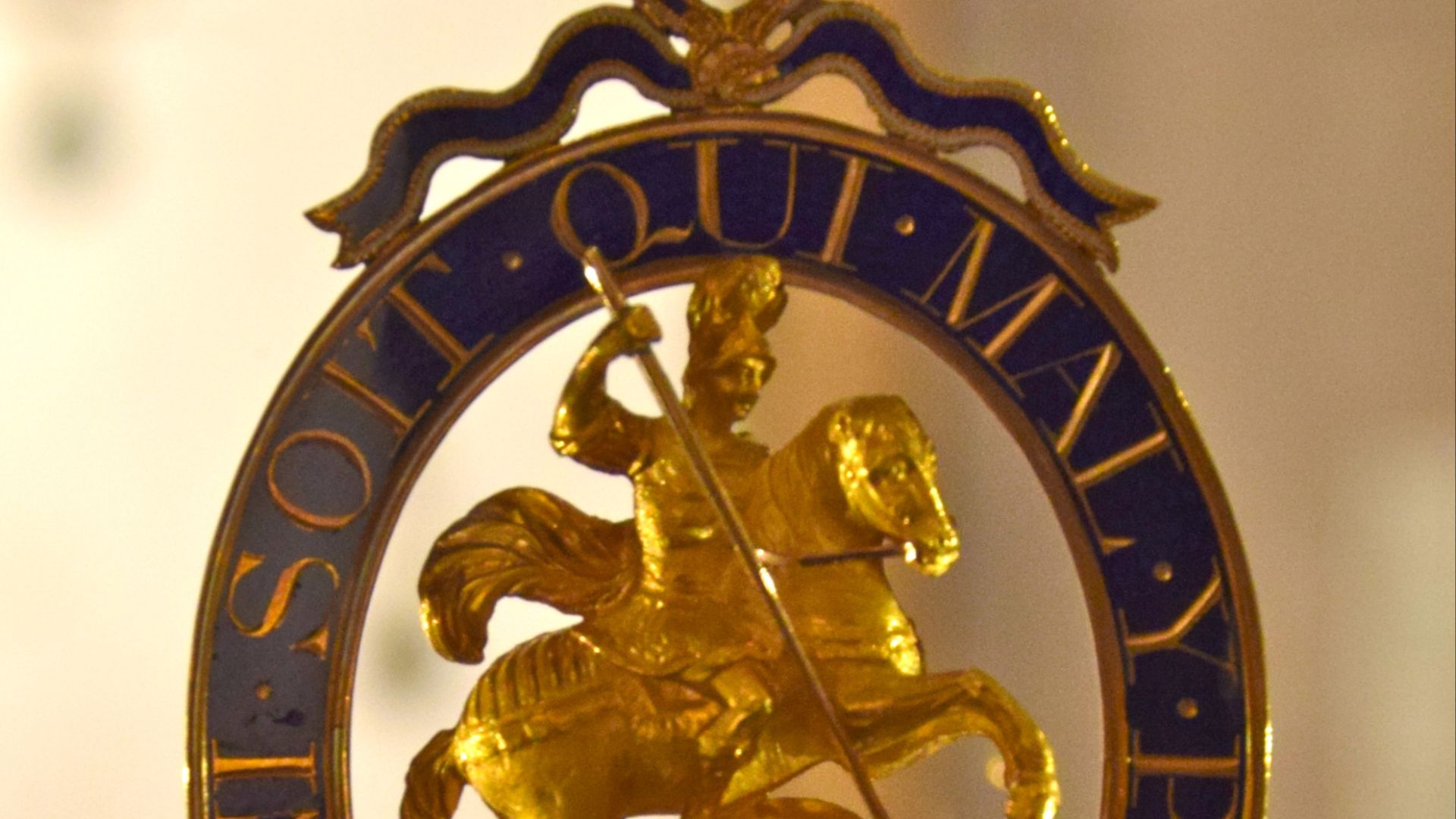 File:Collections of Musée de la Légion d'honneur honi soit qui mal y pense.jpg