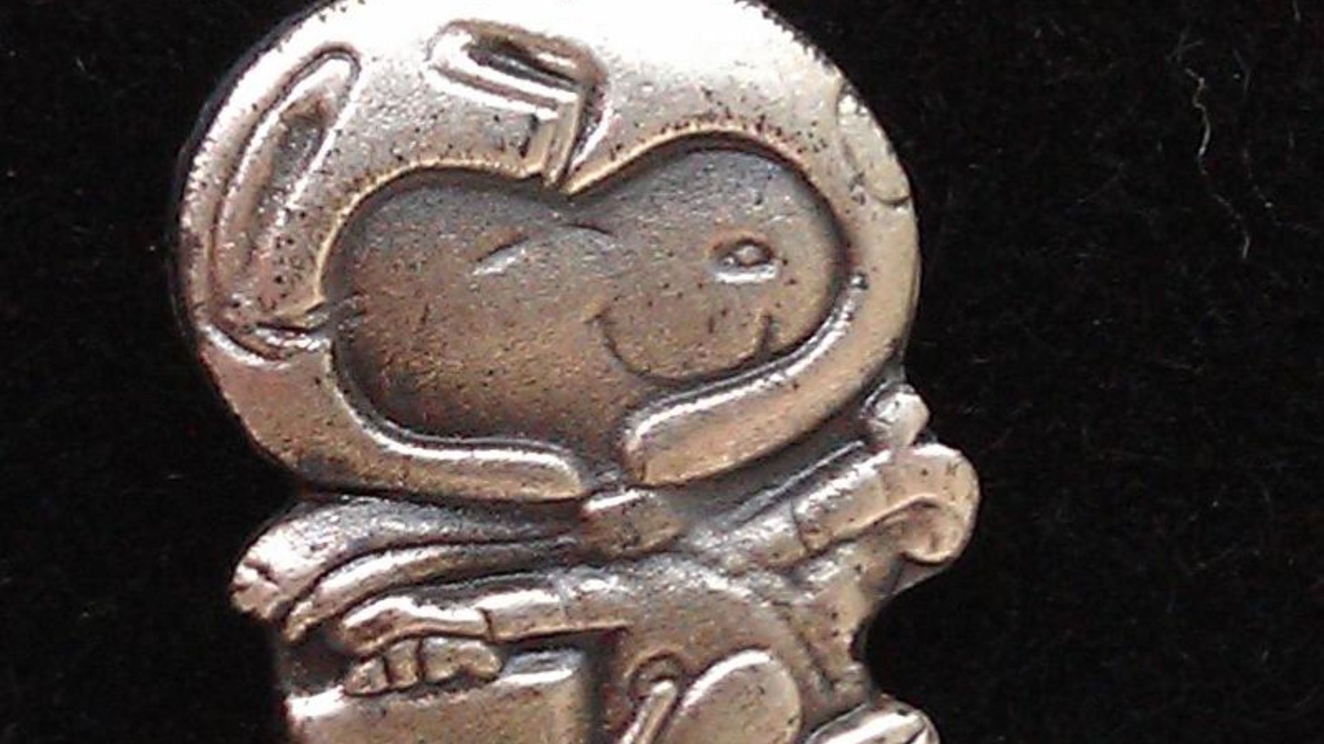 File:Silver Snoopy Award Tie Tack.jpg
