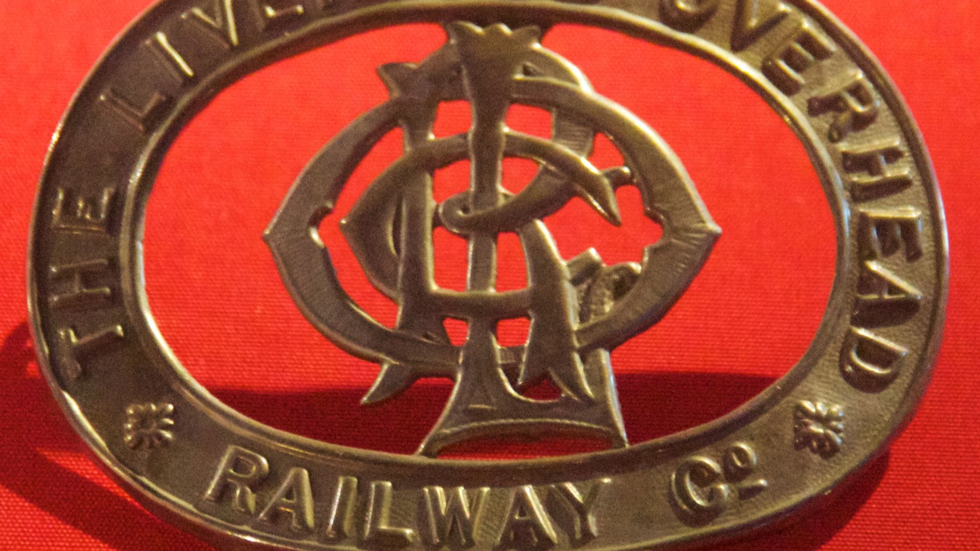 File:Cap badge from the Liverpool Overhead Railway.jpg
