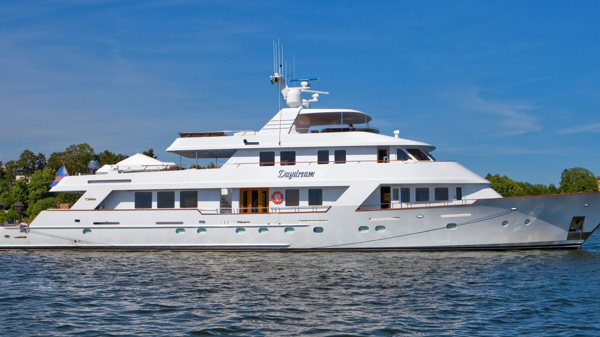 File:Private yacht visiting Vaxholm - panoramio.jpg