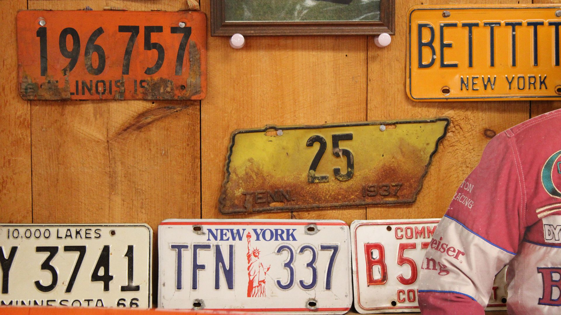 File:Vintage licence plates at the Wheels of Yesteryear Vintage Auto Museum May 2022 1.jpg