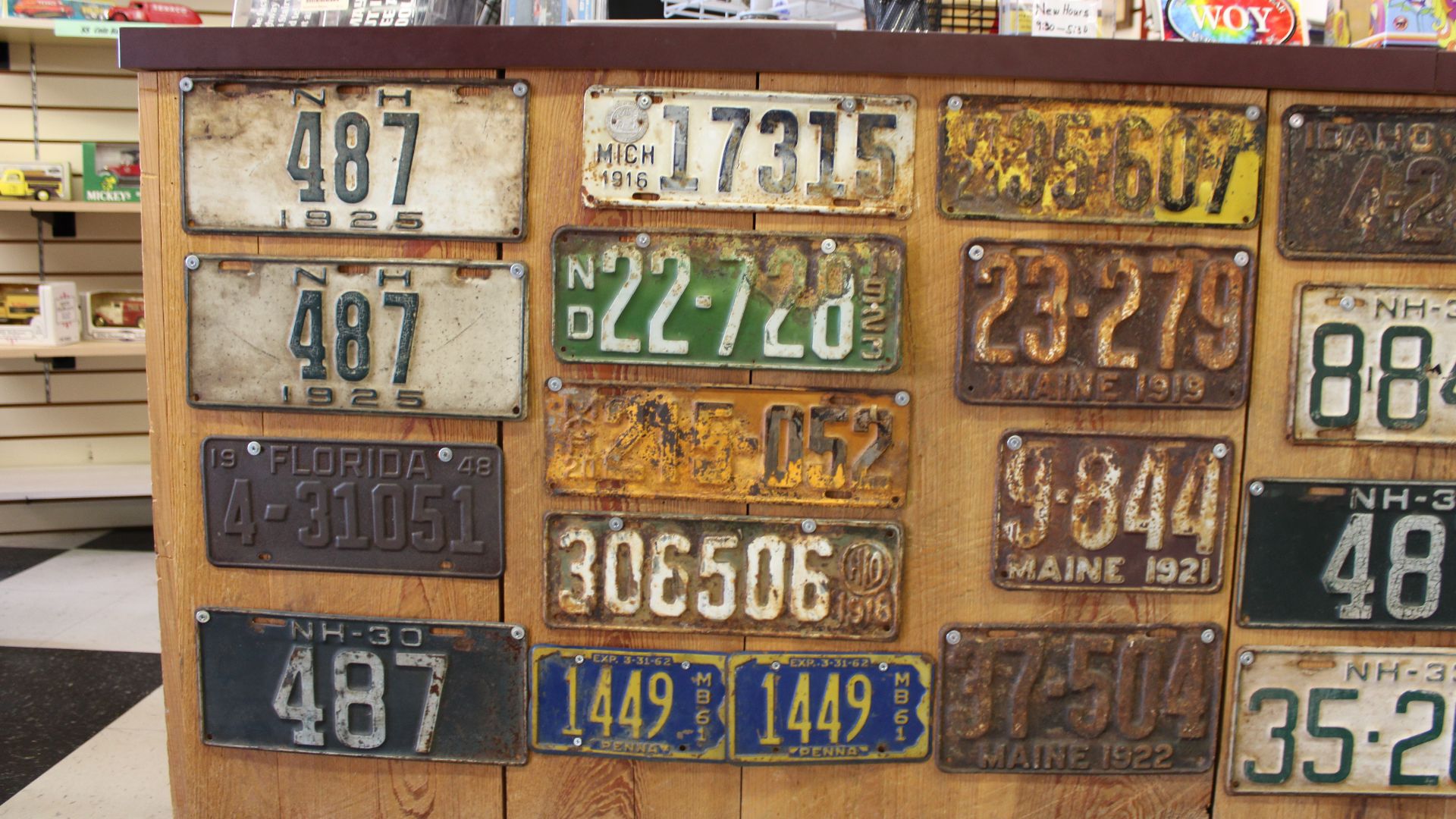 File:Vintage license plates at the Wheels of Yesteryear Vintage Auto Museum May 2022 2.jpg
