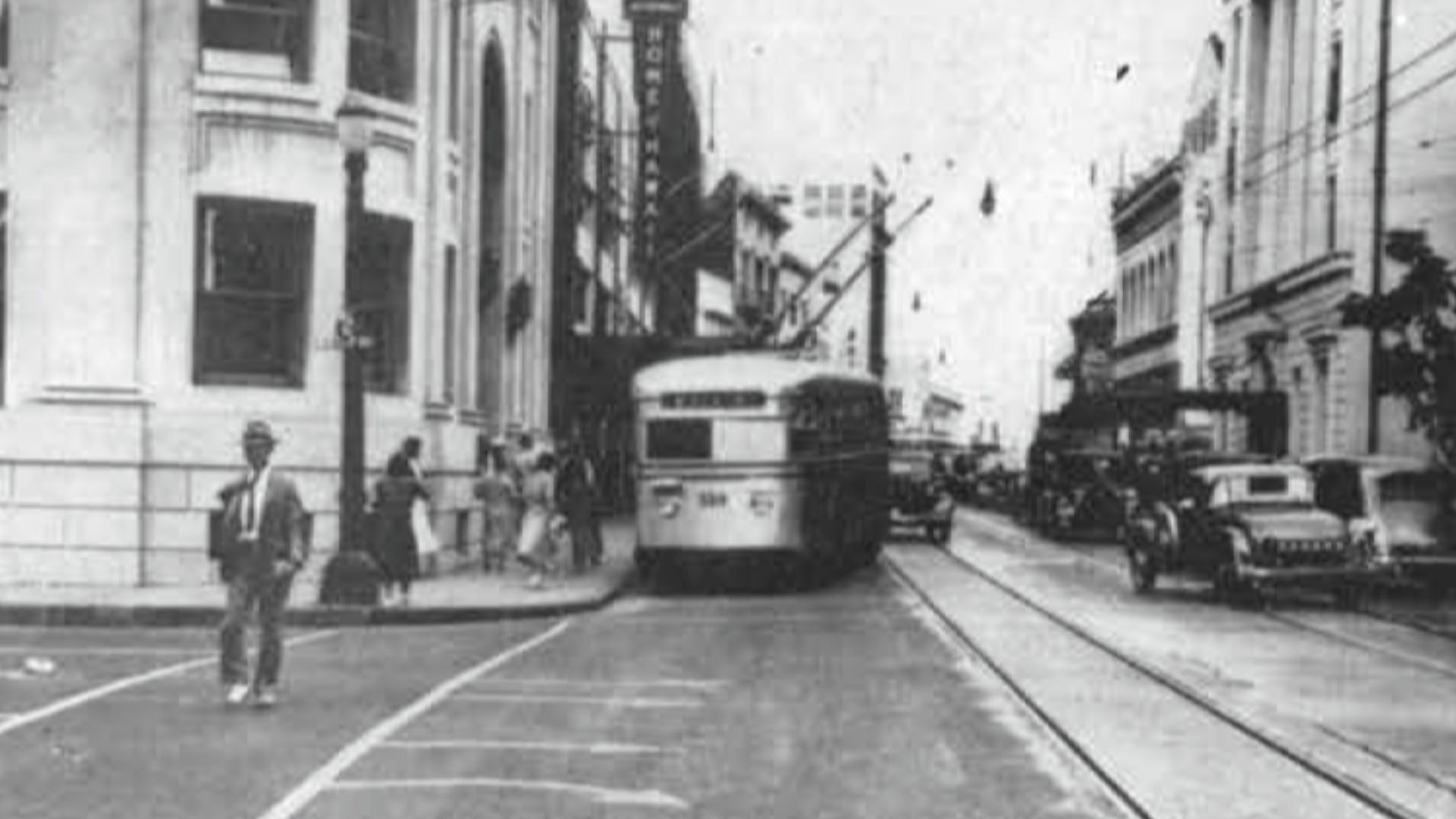 File:Honolulu trolley bus at the corner of King and Bishop Streets, on 24 October 1944.jpg