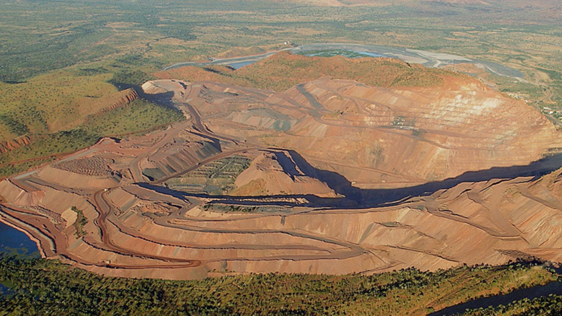 File:A195, Argyle Diamond Mine, Western Australia, from plane, 2007.JPG