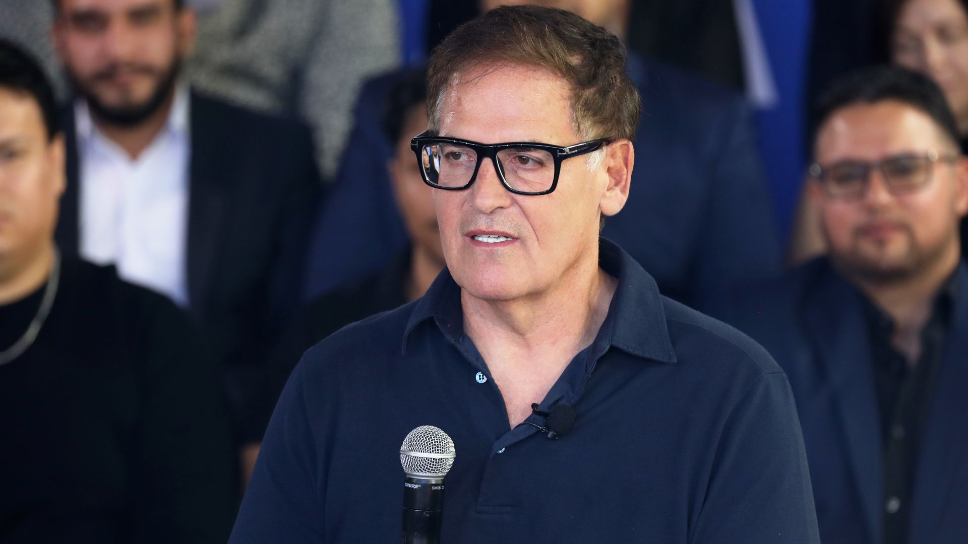 File:Mark Cuban speaking at a business roundtable hosted by the Kamala Harris for President campaign at Ocotillo in Phoenix, Arizona on October 19, 2024 - 6.jpg