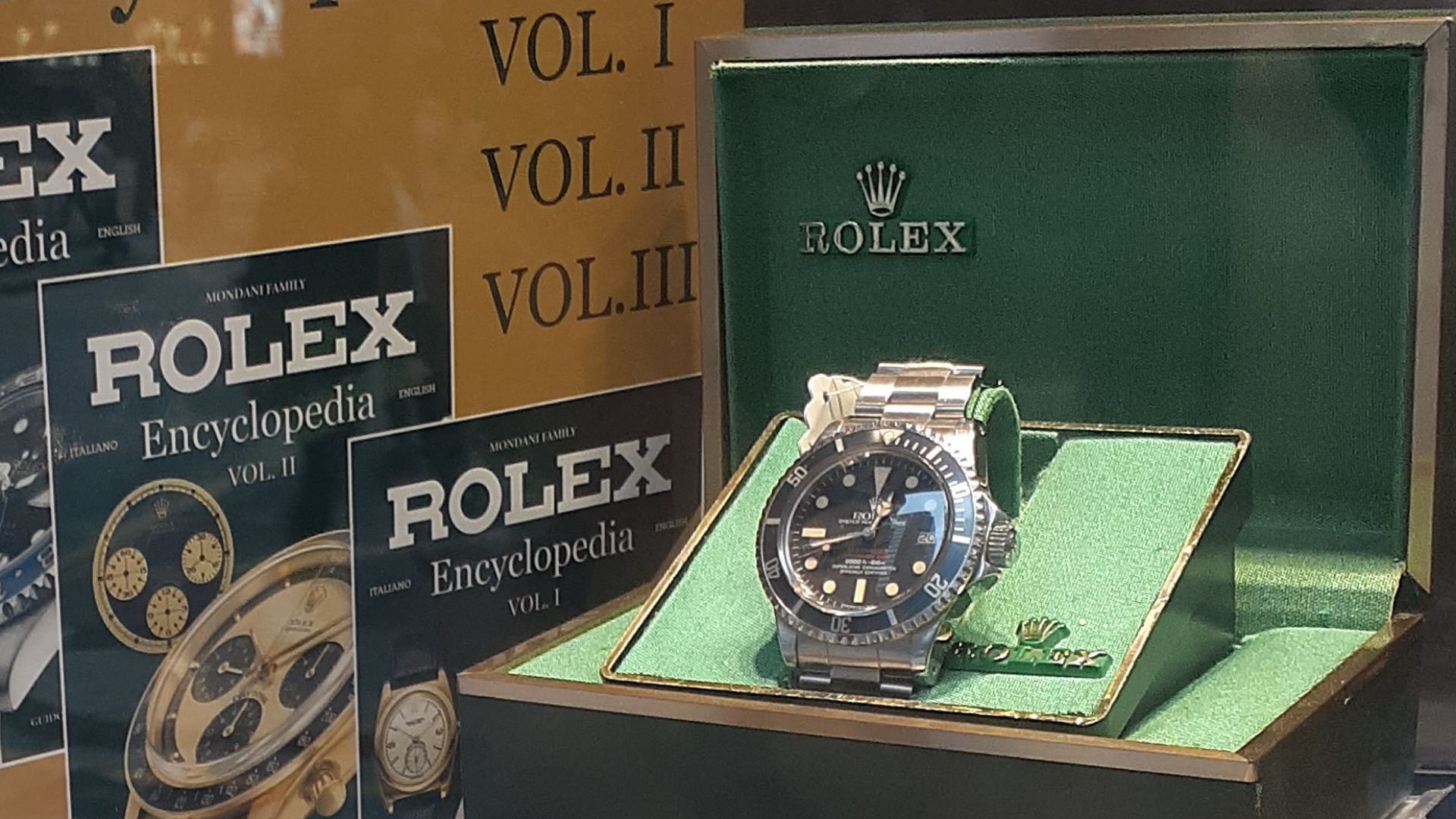 File:HK 中環 Central 蘭桂坊 Lan Kwai Fong 德己立街 D'Aguilar Street Stanley Street shop Rolex watch February 2023 Px3 01.jpg