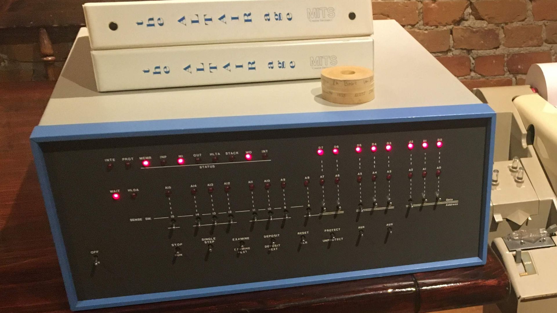File:Altair 8800 and Model 33 ASR Teletype.jpg
