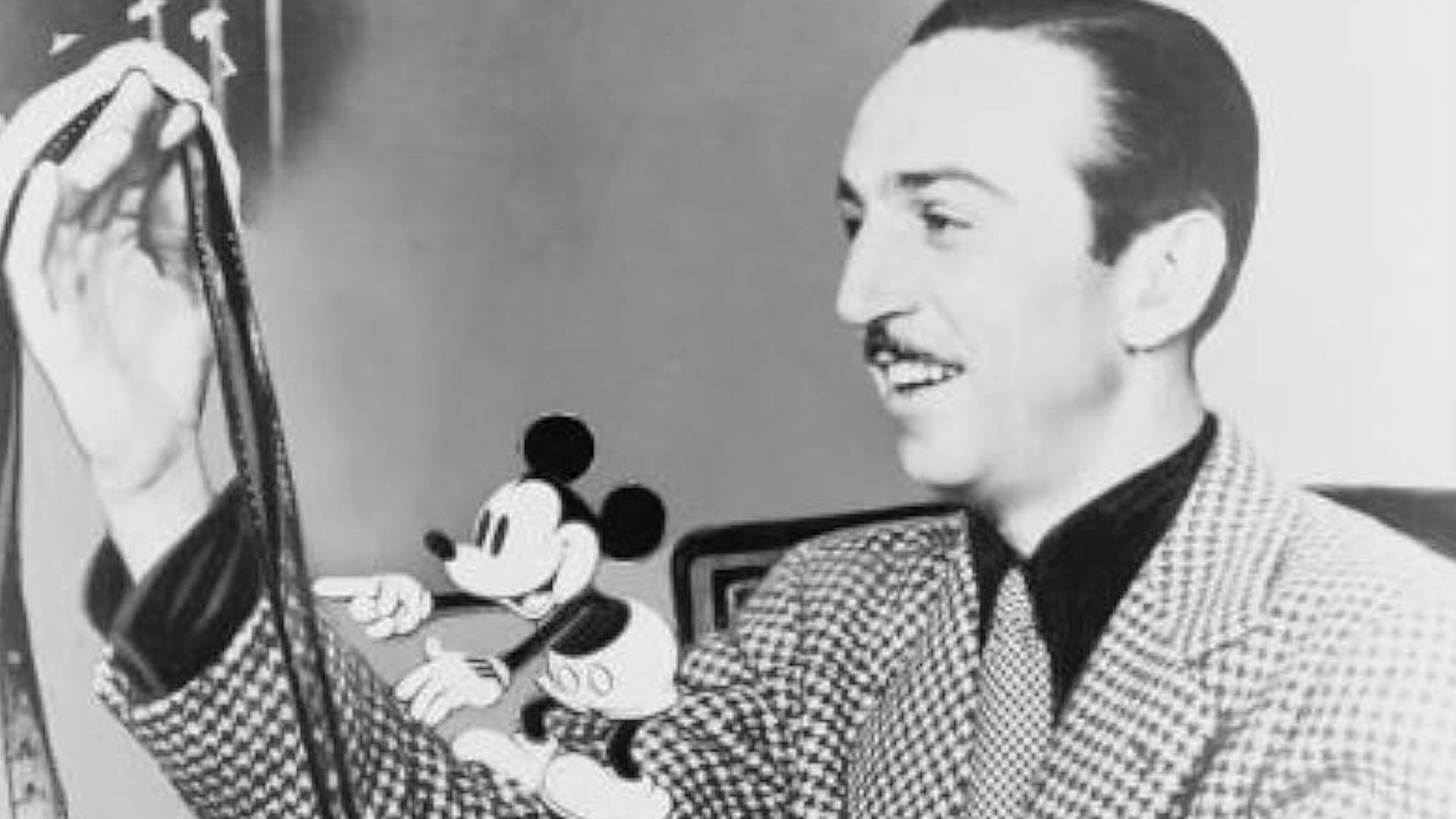 File:Walt Disney with film roll and Mickey Mouse on his right arm, year 1935.jpg