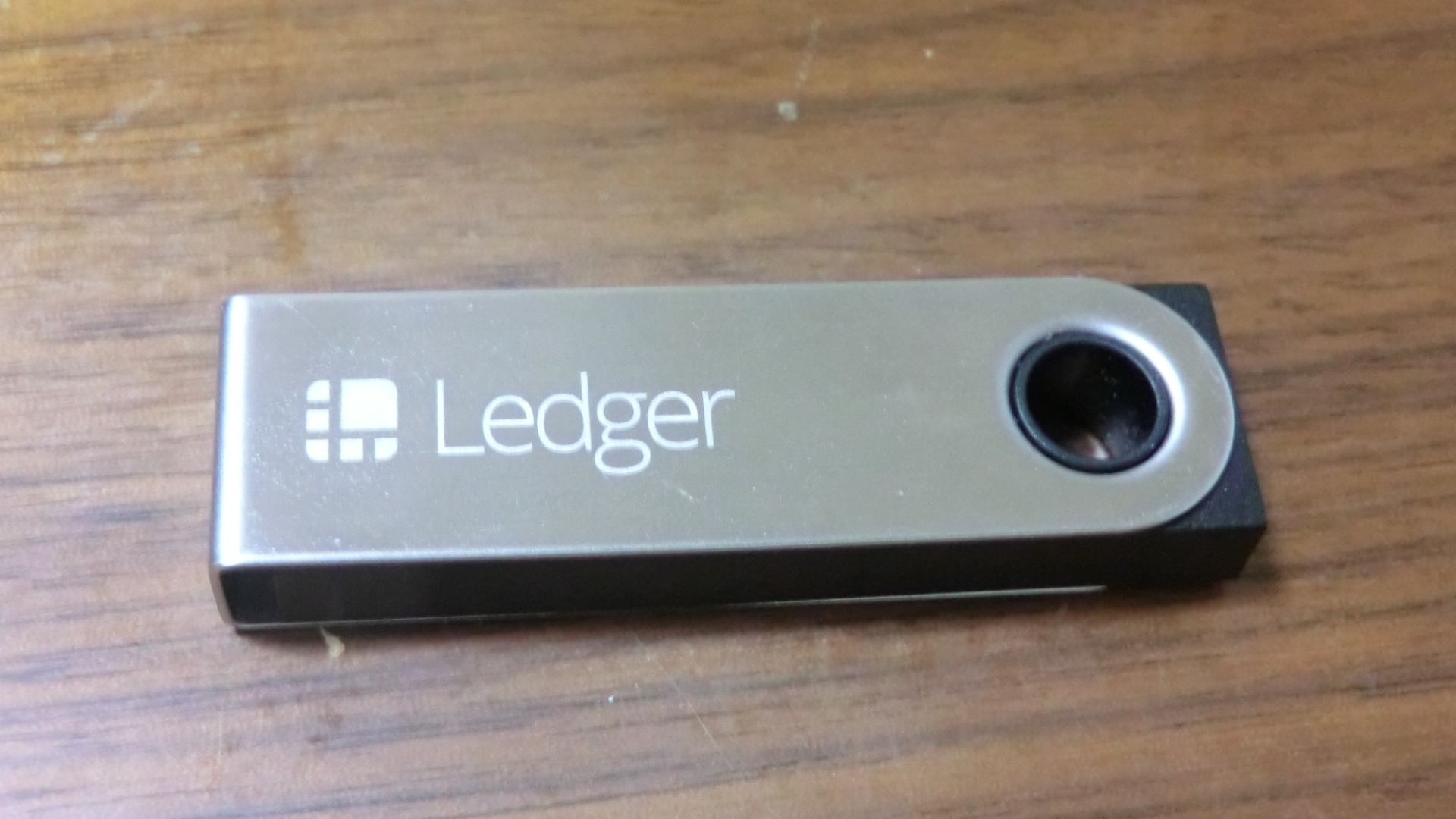 File:Ledger Nano S - Hard Wallet - Cold Storage for Cryptocurrency 01.jpg