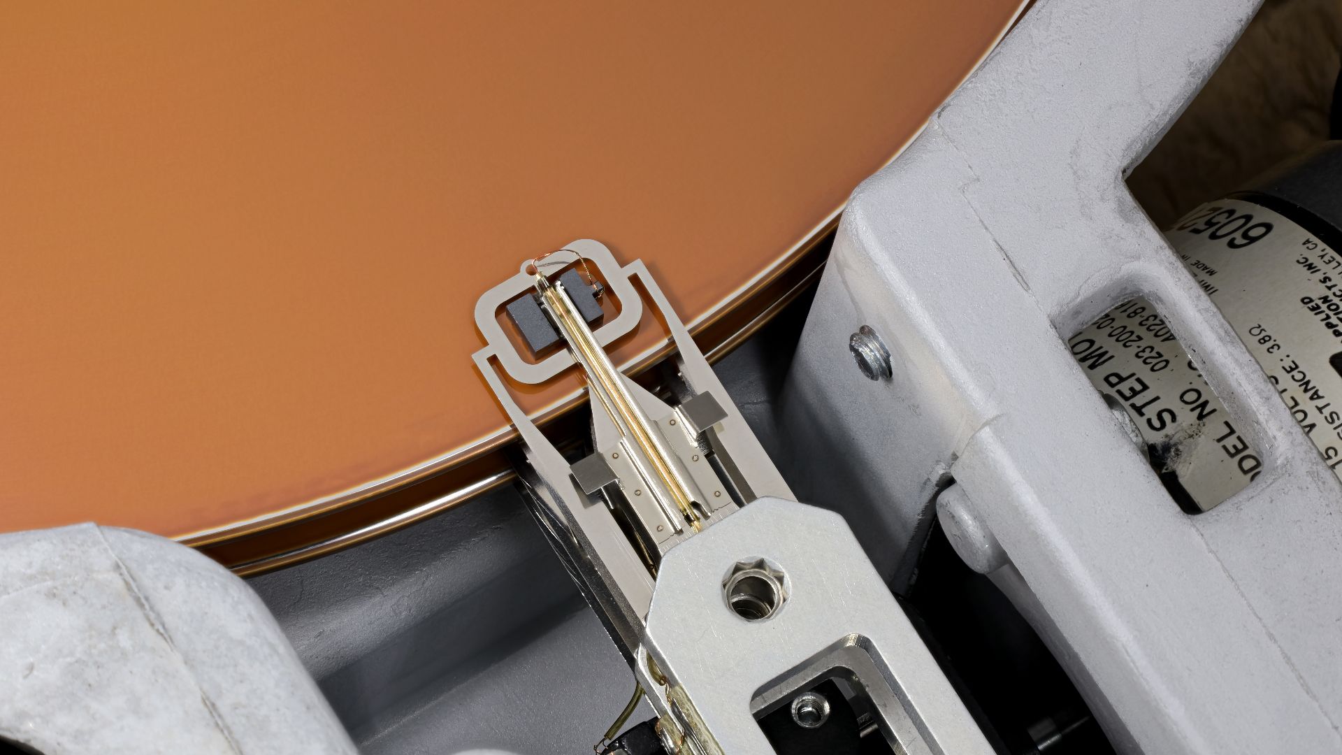 File:Shugart SA1004 HDD- R W disk head details.jpg